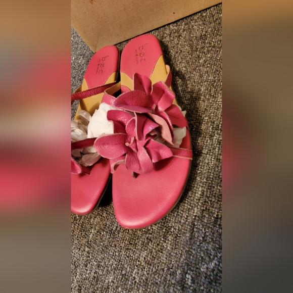 2/$45 like new BOC floral sandlea - Picture 8 of 16
